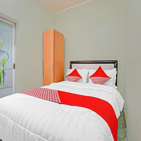 Oyo 90804 Oma Uti Homestay Syariah Yogyakarta Eksteriør billede