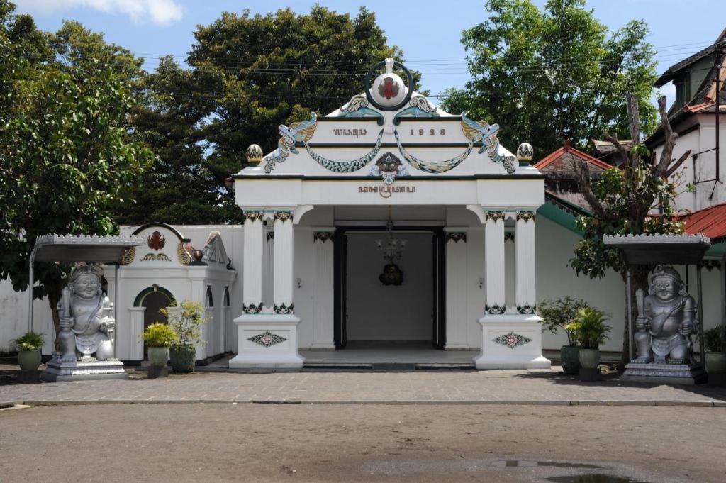 Oyo 90804 Oma Uti Homestay Syariah Yogyakarta Eksteriør billede